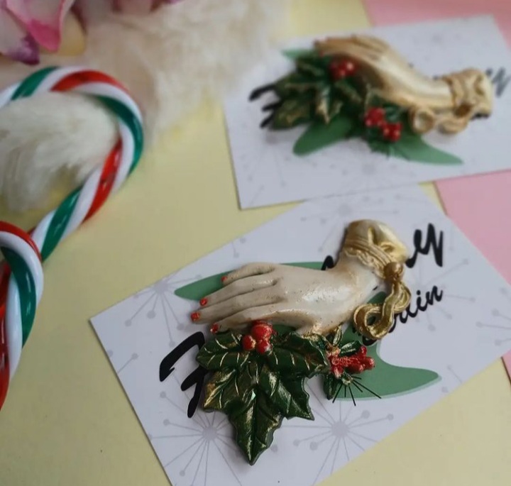 * XMAS RESTOCK * Eternal Holly Victorian Brooch